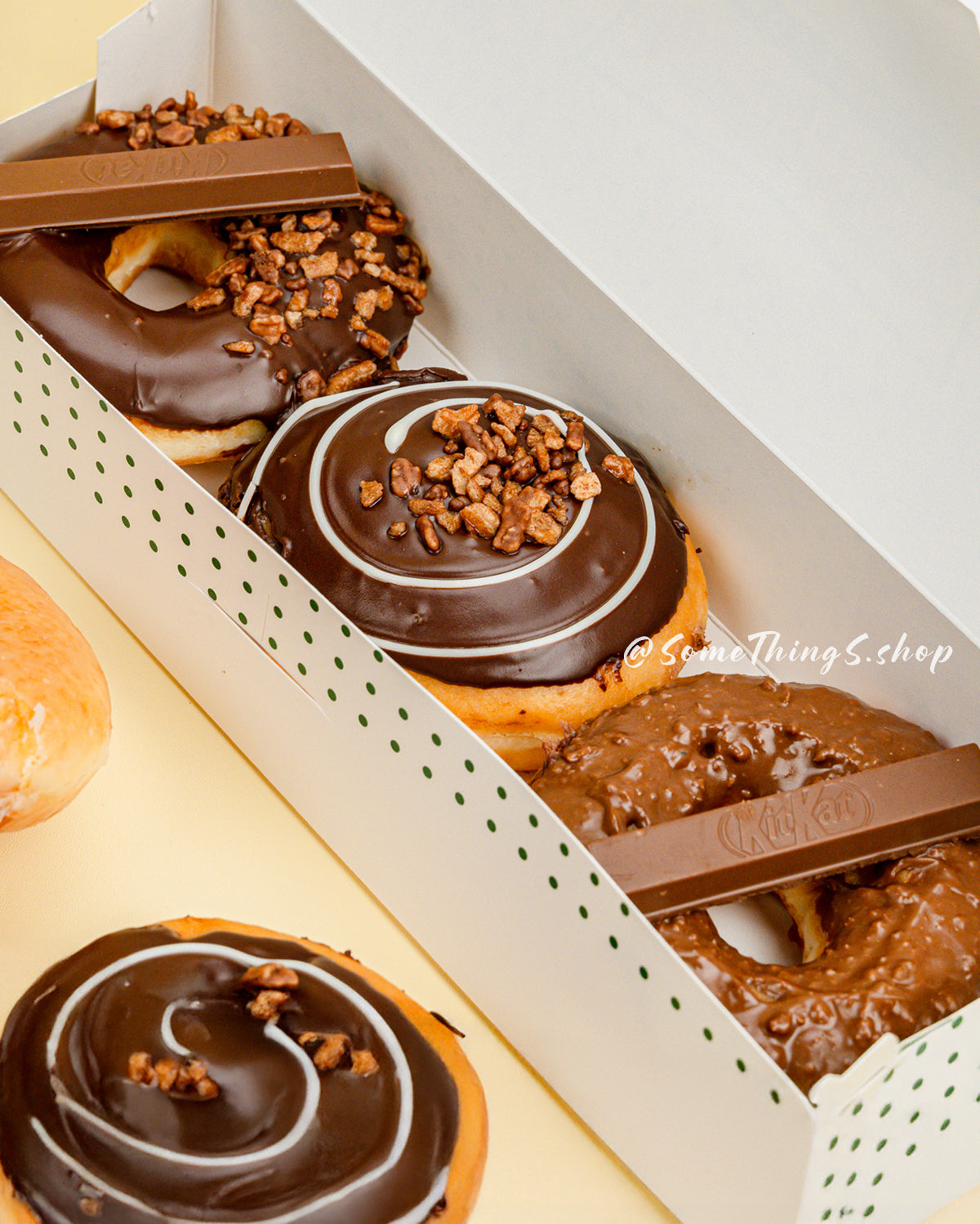 【🎅Christmas Limited】Thailand🇹🇭 𝙆𝙧𝙞𝙨𝙥𝙮 𝙆𝙧𝙚𝙢𝙚 🍩 x 𝗕𝘂𝗱𝗱𝘆-𝘁𝗵𝗲-𝗘𝗹𝗳 Donuts |Classic Original Flavor|Liquid Salted Egg Yolk
