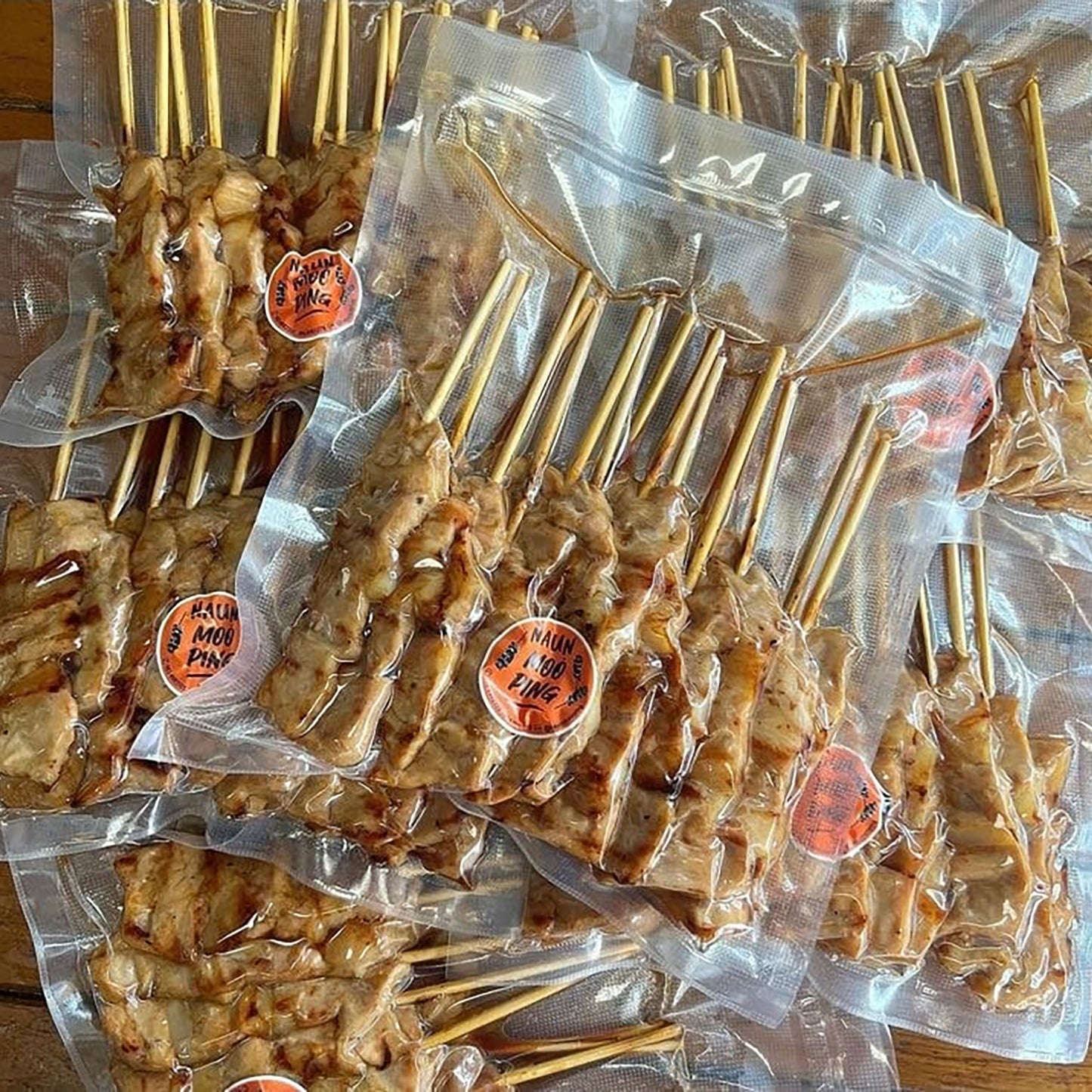 冷凍 ❄ 急凍食品|  泰國 曼谷佩雲寺 Nuan Mooping 老字號 ⭒ 傳統泰式串燒店|BBQ 燒烤食物食品|新鮮椰奶豬肉串 ★ 椰奶雞翼 ★ 香茅烤豬肉棒