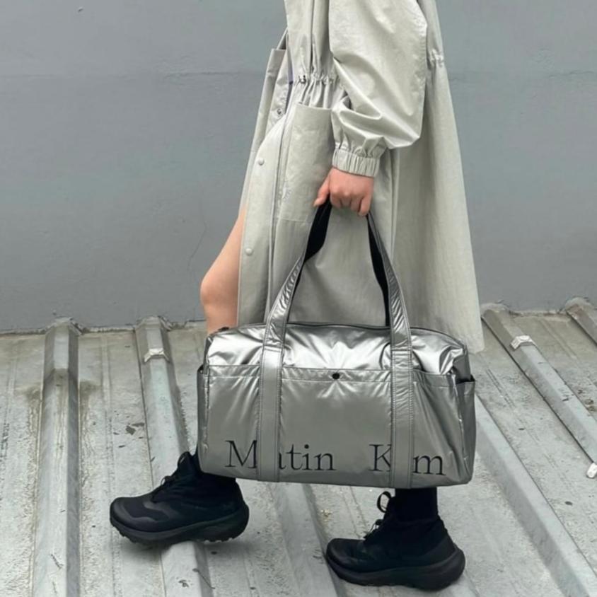 韓國 🇰🇷 Matin Kim Glossy logo Sporty Duffel bag｜Silver • Black｜手提旅行袋 • 運動袋 • 單肩包｜雙肩帶可上膊