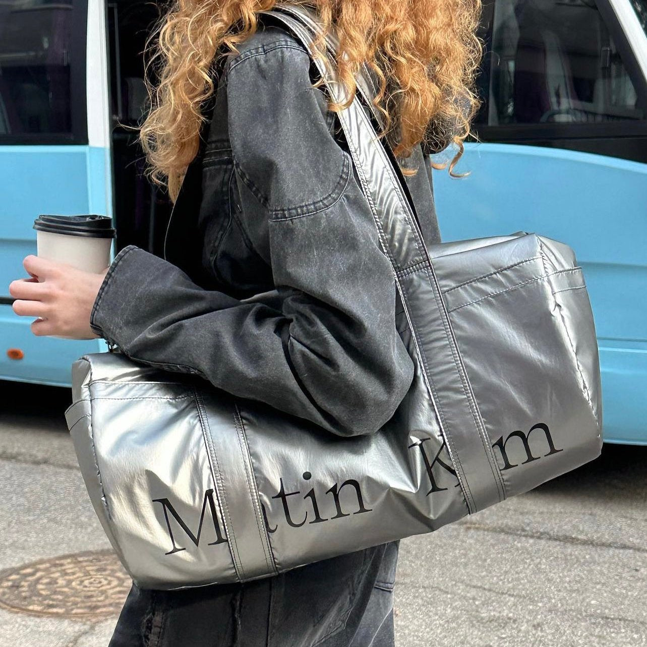 韓國 🇰🇷 Matin Kim Glossy logo Sporty Duffel bag｜Silver • Black｜手提旅行袋 • 運動袋 • 單肩包｜雙肩帶可上膊