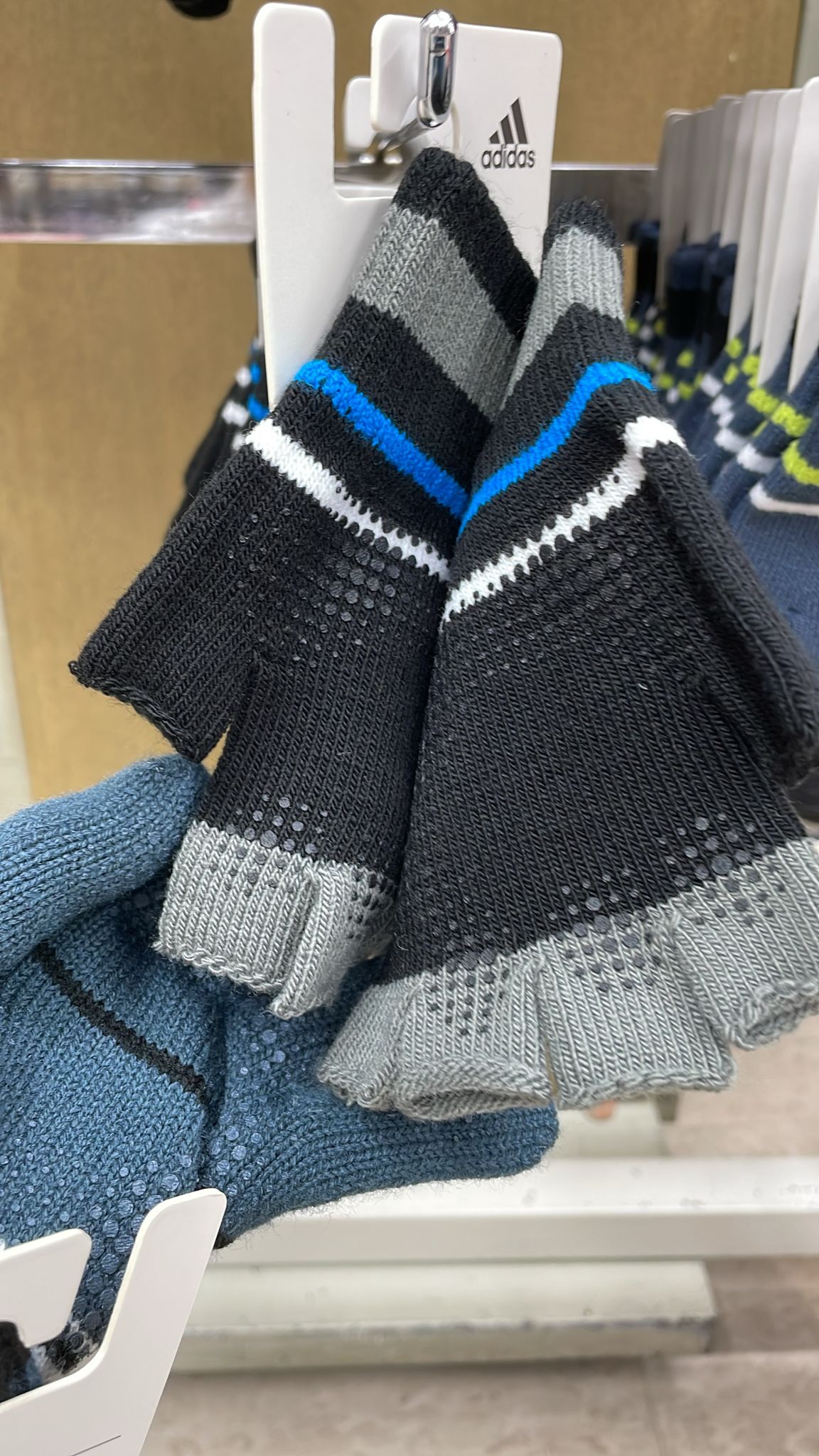 Made in Japan adidas winter non-slip warm cold hand socks 🧤｜Fingerless gloves｜Middle children. For ladies