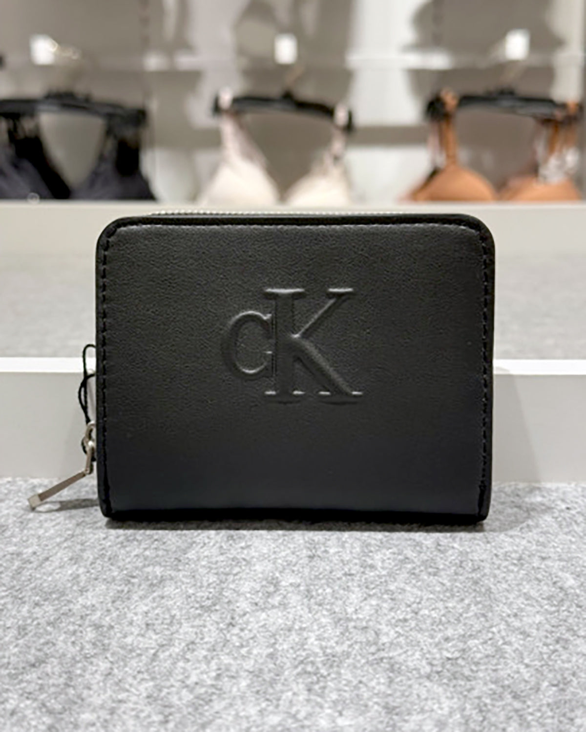 韓國代購 🇰🇷 Calvin Klein 經典 立體浮雕 Logo 黑色拉鍊短銀包