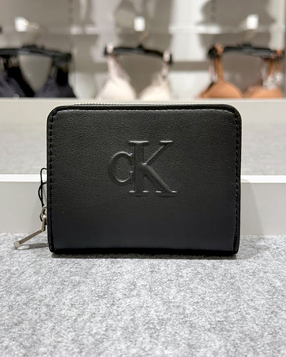 韓國代購 🇰🇷 Calvin Klein 經典 立體浮雕 Logo 黑色拉鍊短銀包