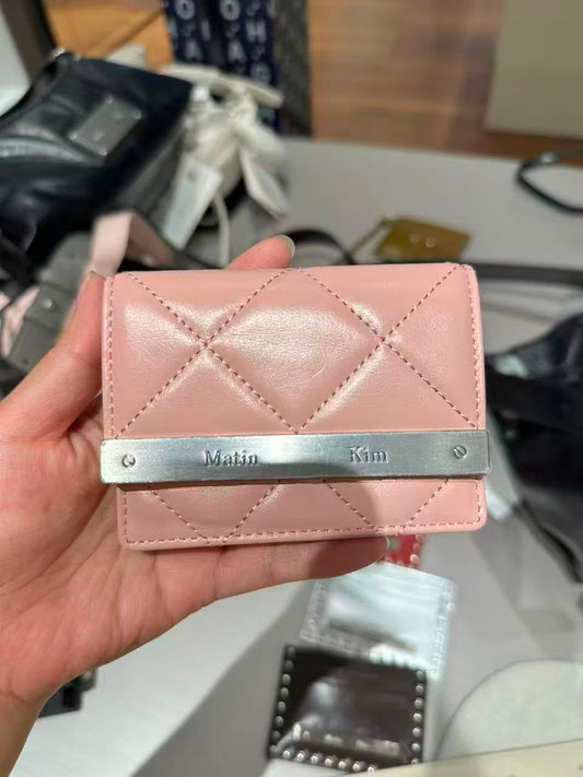 韓國 🇰🇷 Matin Kim Puff Quilt Wallet 100% 牛皮 皮革寬版金屬 Logo 卡片包